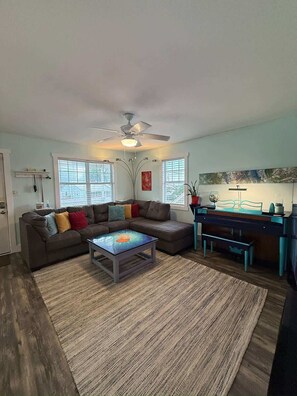 Smart TV, table football, ping pong - Home In the Heart of CB (Carolina Beach)