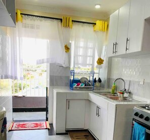 Køleskab, mikrobølgeovn, kogeplade, køkkentøj/tallerkener/redskaber