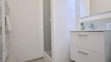 Douche, sèche-cheveux, serviettes fournies