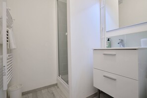 Douche, sèche-cheveux, serviettes fournies