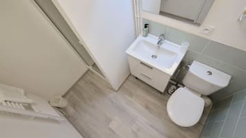 Douche, sèche-cheveux, serviettes fournies