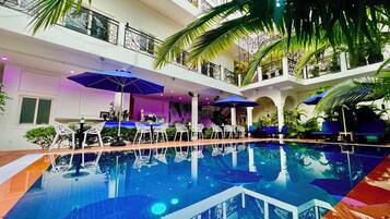 Una piscina al aire libre