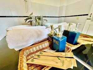 Kamar Triple | Brankas, meja kerja, Wi-Fi gratis, dan seprai linen