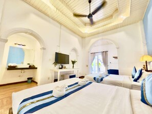 1 habitación, caja de seguridad en la habitación y escritorio 