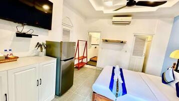 1 habitación, caja de seguridad en la habitación y escritorio
