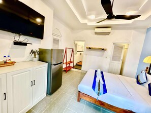 Habitación Deluxe, 1 cama Queen size | 1 habitación, caja de seguridad en la habitación y escritorio 
