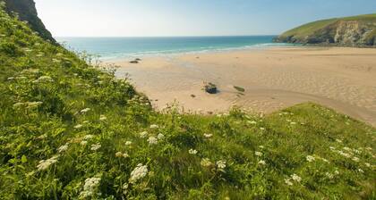 Lobbs Cottage - a cottage that sleeps 6 guests in 3 bedrooms