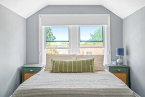 2 bedrooms, desk, iron/ironing board, travel crib - The Norwood Nook – Walkable Stay Near O’Hare & Metra! NewYears WEEK Available! (Chicago)