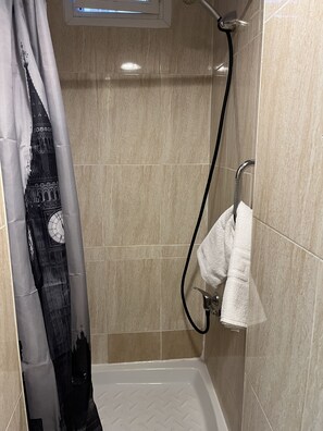 Habitación básica doble | Baño | Artículos de higiene personal gratuitos y toallas