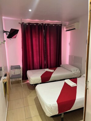 Basic Twin Room | Desk, free WiFi, bed sheets - Las vegas (Madrid)