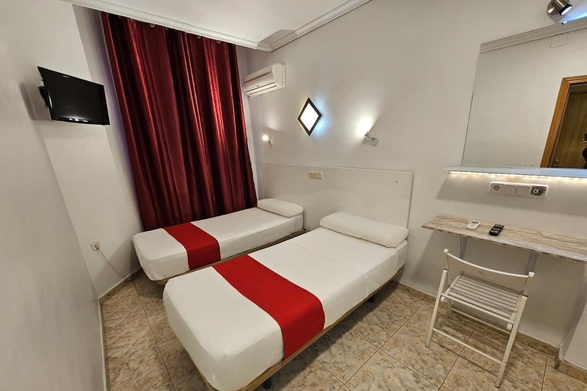 Habitación básica con 2 camas individuales | Escritorio, wifi gratis, ropa de cama