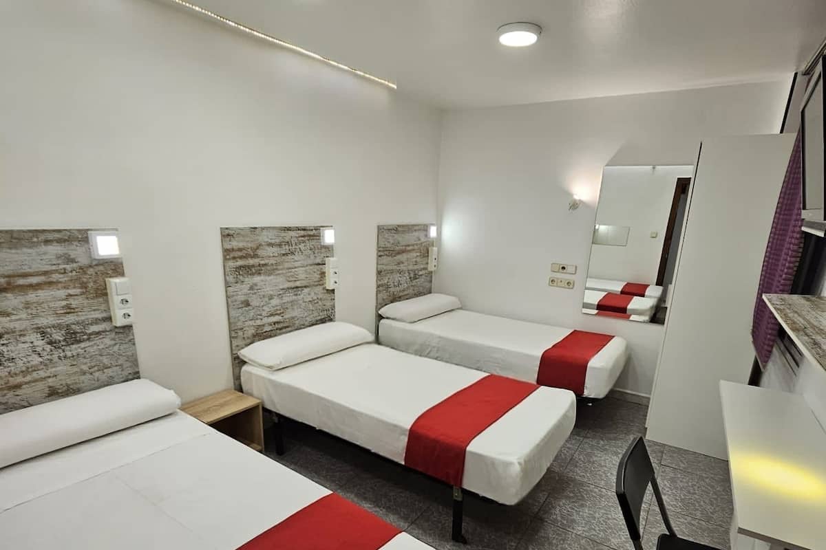 Basic-Dreibettzimmer | Schreibtisch, kostenloses WLAN, Bettwäsche