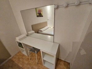 Habitación básica doble de uso individual | Zona de estar | Televisión de 22 pulgadas con canales digitales