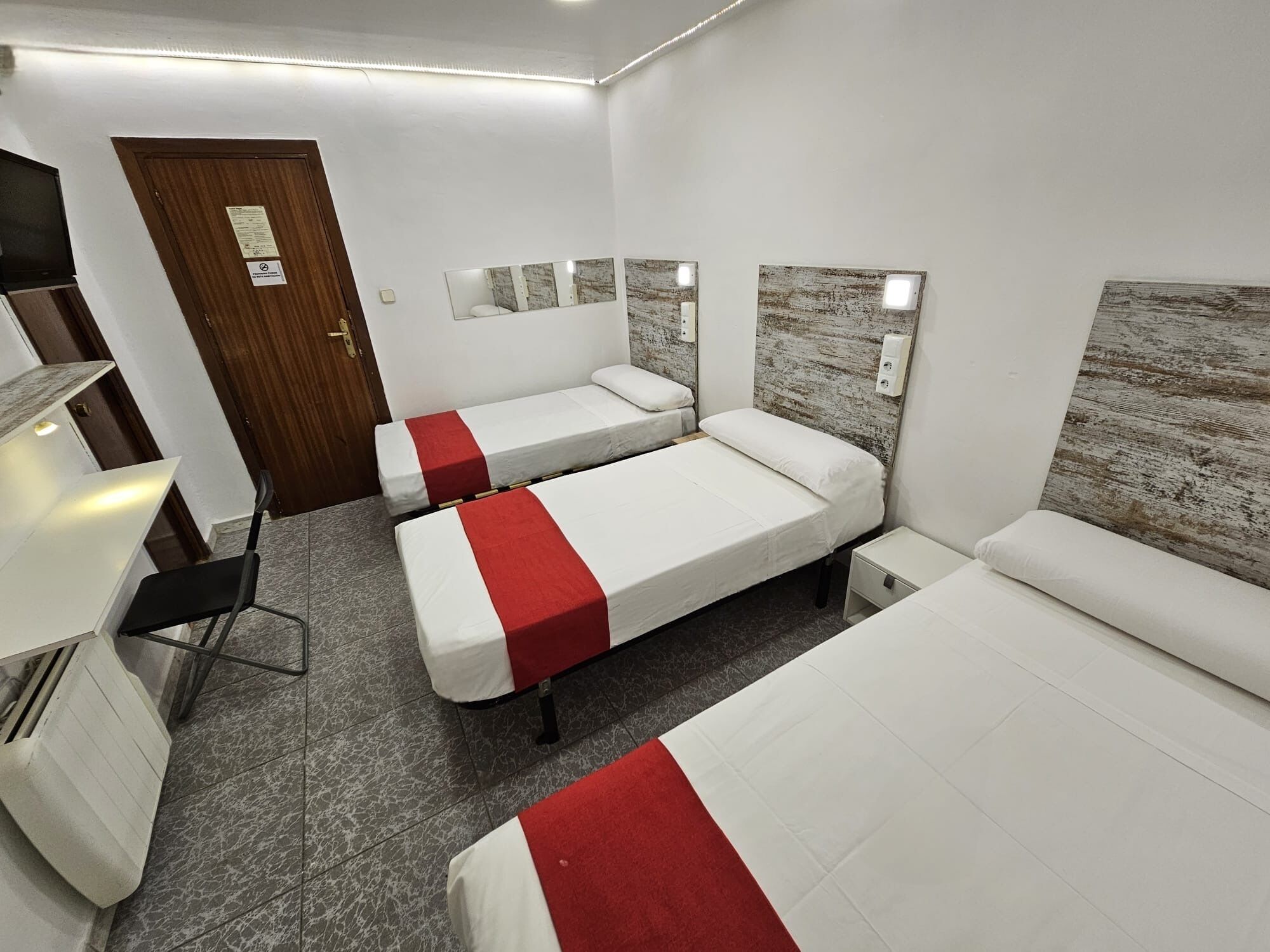 Basic Triple Room | Desk, free WiFi, bed sheets