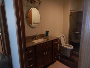 Doccia, asciugamani, carta igienica