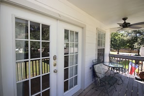 Outdoor dining - The Perch- 1 Bedroom garage apartment-2nd floor (Spring)