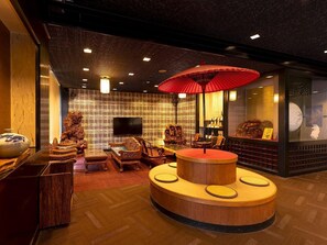 Een traditioneel Japans interieur met tatami vloeren, een houten tafel in het midden en een rode paraplu.