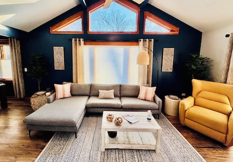 Smart TV, books. Cozy Getaway by the Lake