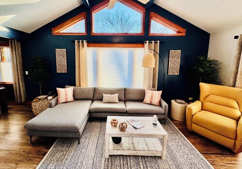 Cozy Getaway by the Lake
