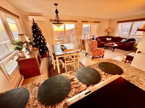 Smart TV, fireplace, table tennis, books - TopView-HotTub-PoolTable-2King-FireTable-Fireplace-Arcade-Location-Pickleball (Seven Devils)