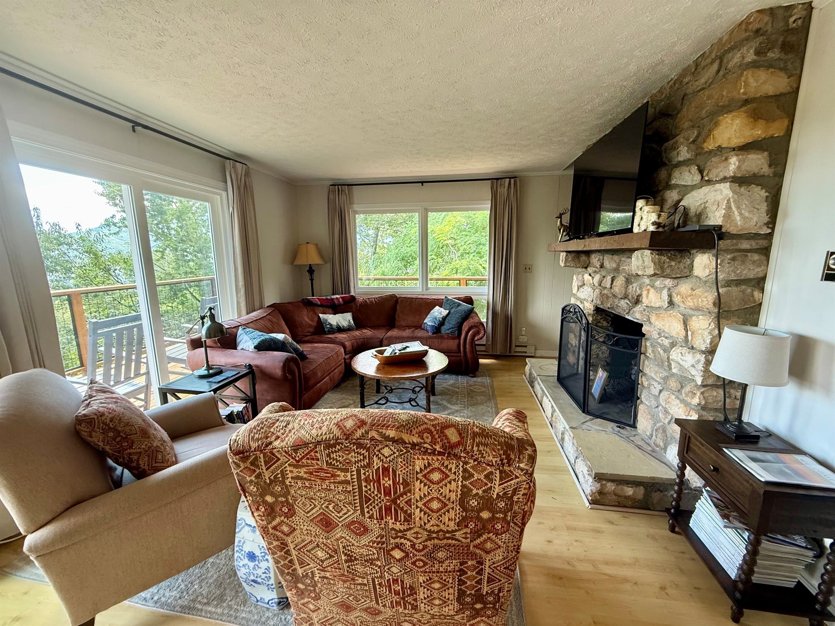 Smart-TV, Kamin, Tischtennisplatte, Bücher