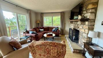 Smart-TV, Kamin, Tischtennisplatte, Bücher