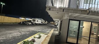 Super 7 INN