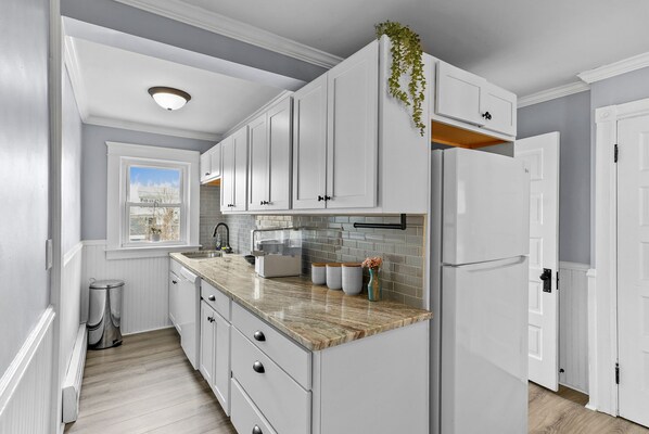 Een koelkast, een microgolfoven, een oven, een kookplaat