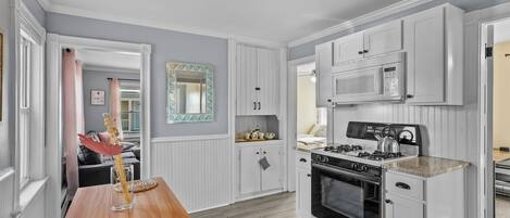 冷蔵庫、電子レンジ、オーブン、コンロ