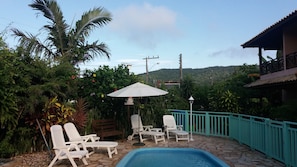 室外游泳池，08:00 至 21:00 开放，池畔遮阳伞，日光浴躺椅