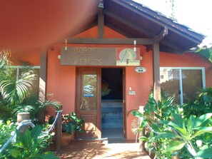 A building with a sign reading "MORADA DOS VENTOS" and a "Wireless CONEKHO" sign on the door.