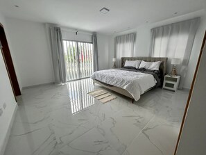 3 habitaciones, tabla de planchar con plancha, wifi y ropa de cama 