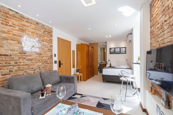 Apartment | Living area | TV - Estúdio Moderno com AC e Wi-fi (São Paulo)