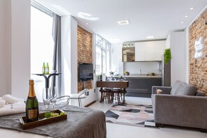 Apartment | Living area | TV - Estúdio Moderno com AC e Wi-fi (São Paulo)