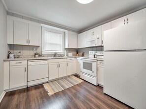 Toaster, Hochstuhl, Kochgeschirr/Geschirr/Besteck, Gewürze