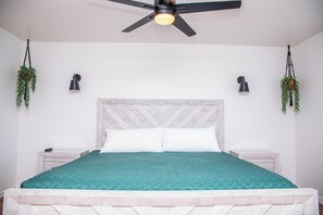 3 bedrooms, free WiFi, bed sheets - Family Retreat with Heated Pool & Fenced Yard (North Port)