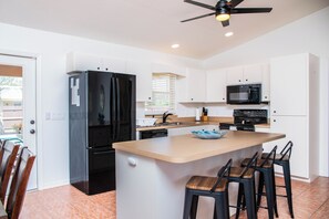 Geladeira, micro-ondas, fogão, cooktop