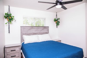 3 bedrooms, free WiFi, bed sheets - Family Retreat with Heated Pool & Fenced Yard (North Port)