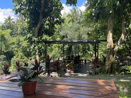 Outdoor dining. Hillcreek's Riverside Hideaway