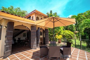 Outdoor dining - Casa Paraiso - Tropical Getaway Close to Beach (Esterillos Oeste)