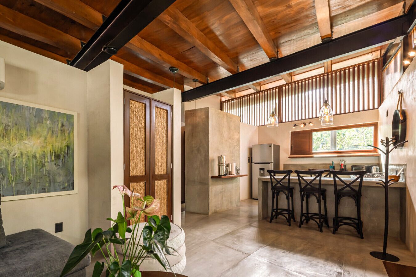 Kjøleskap, kokeplater, kaffetrakter/tekoker og brødrister