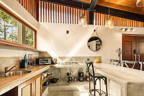 Kjøleskap, kokeplater, kaffetrakter/tekoker og brødrister