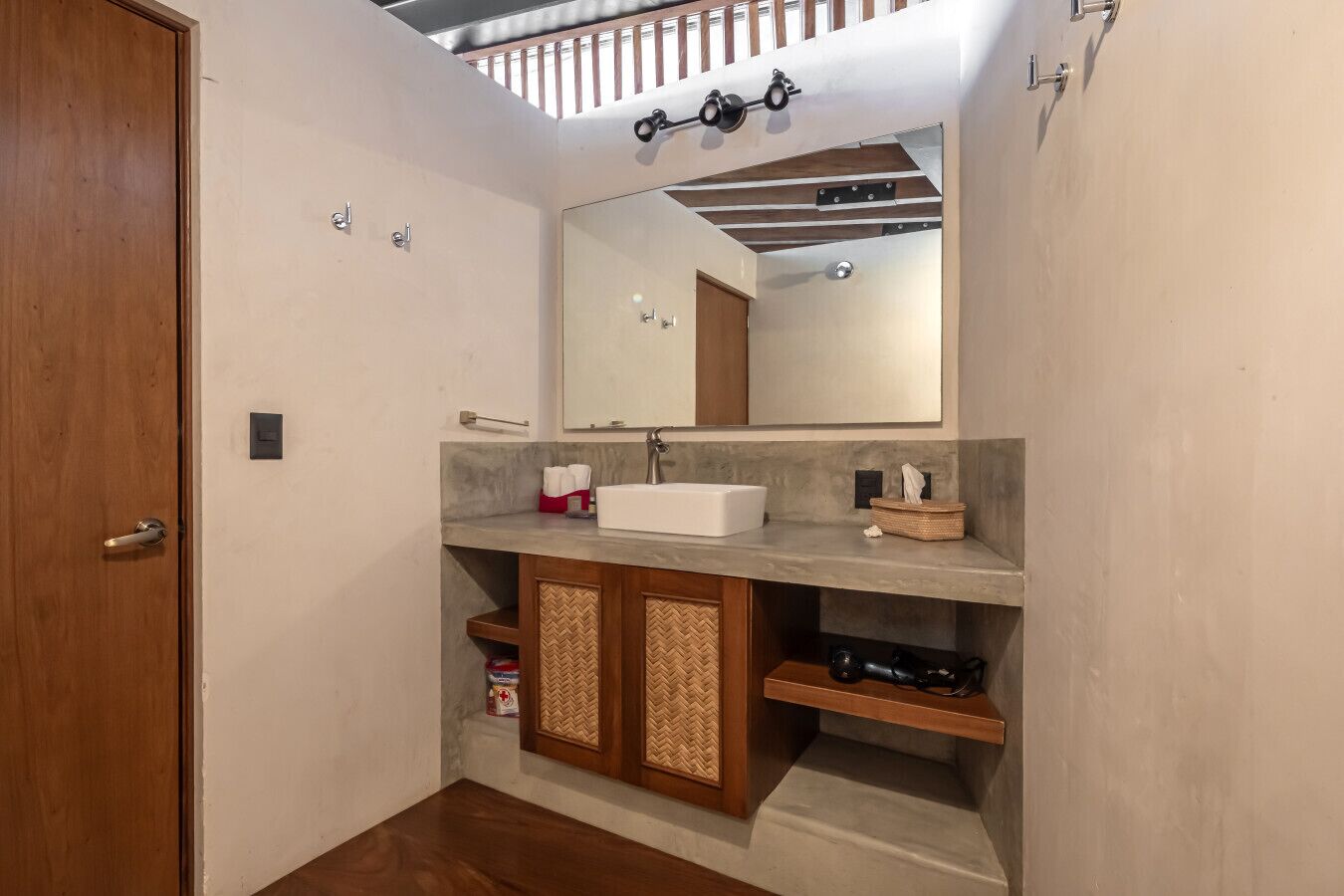 Sèche-cheveux, serviettes fournies