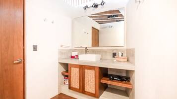 SĂšche-cheveux, serviettes fournies