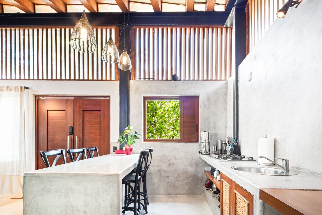 Réfrigérateur, micro-ondes, plaque de cuisson, cafetière/bouilloire