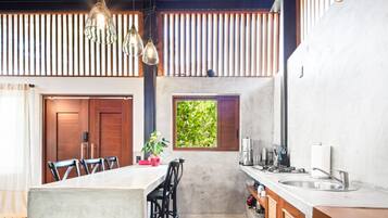 Réfrigérateur, micro-ondes, plaque de cuisson, cafetiÚre/bouilloire