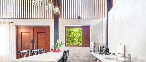 Réfrigérateur, micro-ondes, plaque de cuisson, cafetiÚre/bouilloire