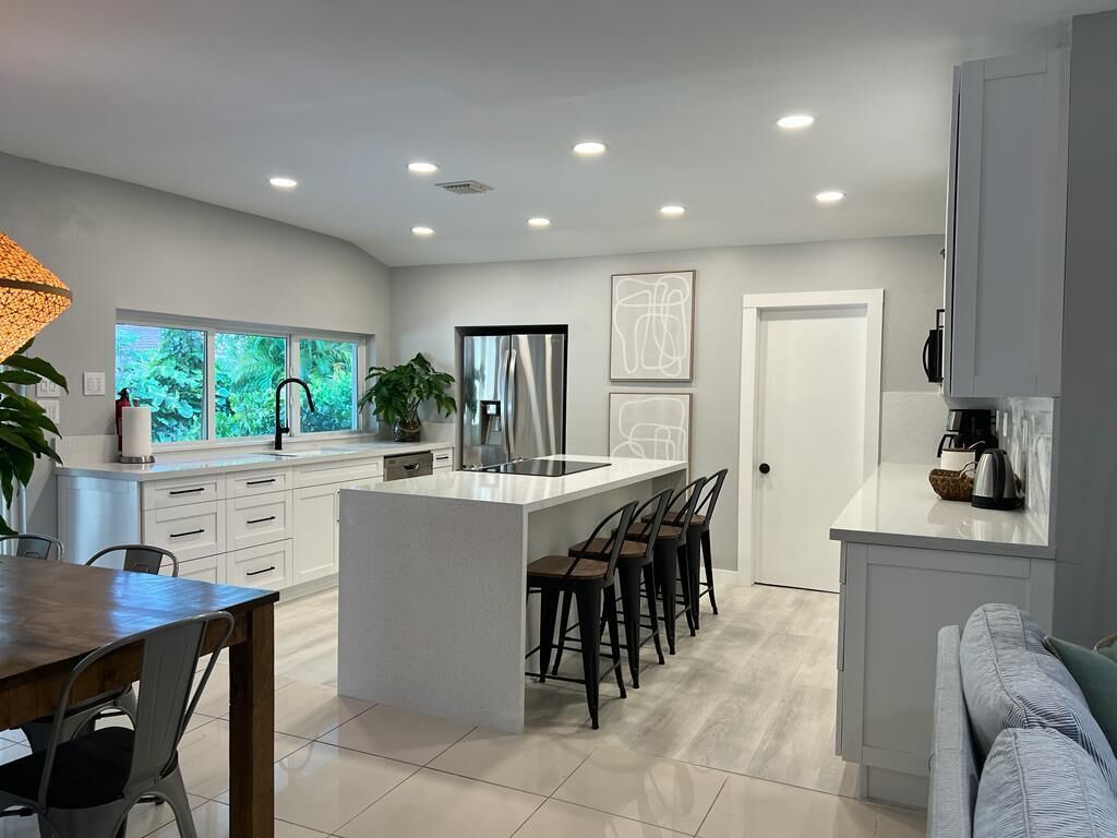 Beautiful house, private pool, tropical patio, 1  King bed, 2 Full beds, new kitchen, non smoking | Private kitchen | Microwave, coffee/tea maker, electric kettle, toaster