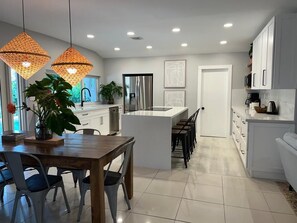 Beautiful house, private pool, tropical patio, 1  King bed, 2 Full beds, new kitchen, non smoking | Private kitchen | Microwave, coffee/tea maker, electric kettle, toaster - Beautiful And Comfortable Home and studios   (Miami)