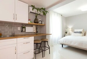 Estudio Deluxe, 1 cama King size y sofá cama, cocineta (No Pool Access) | Ropa de cama de alta calidad, edredón y escritorio 
